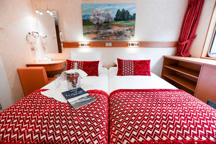 Main Deck Adjustable Twin Beds - Cat. B